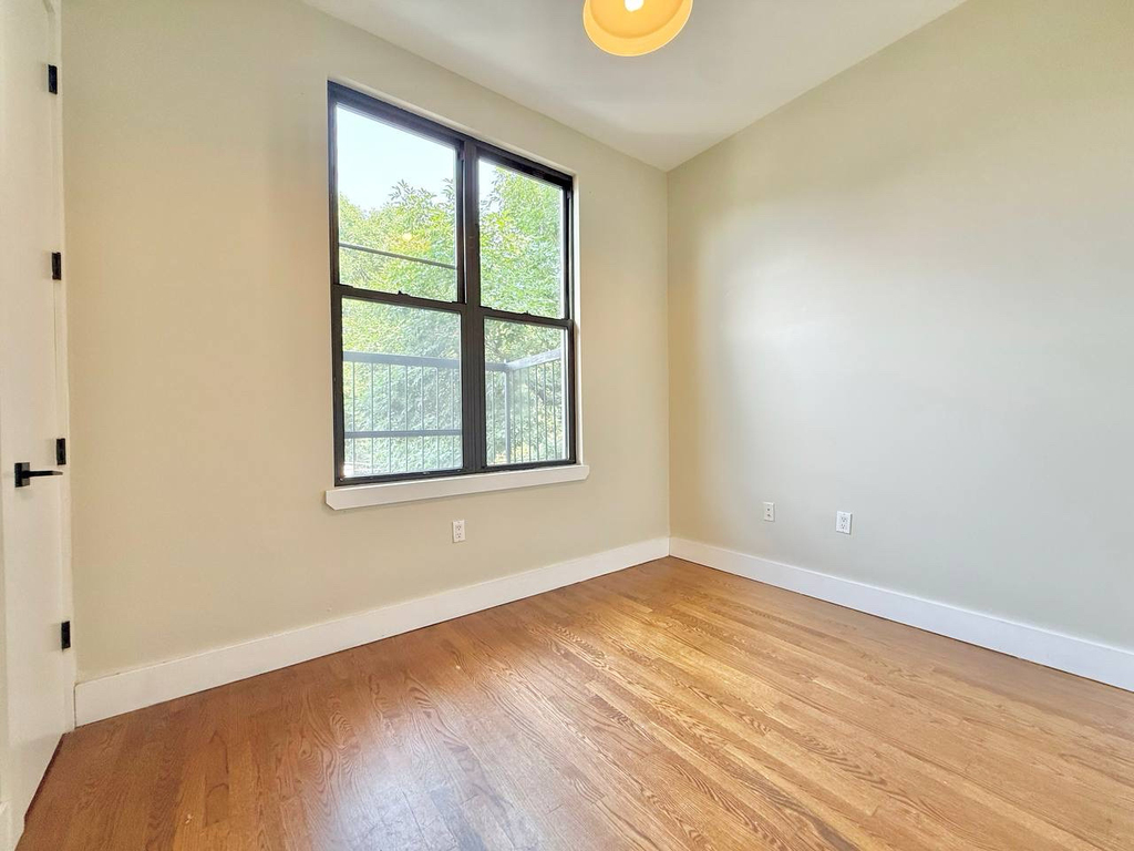 565 Evergreen Avenue - Photo 8