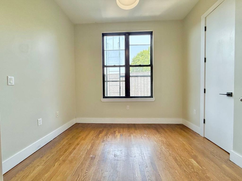 565 Evergreen Avenue - Photo 7