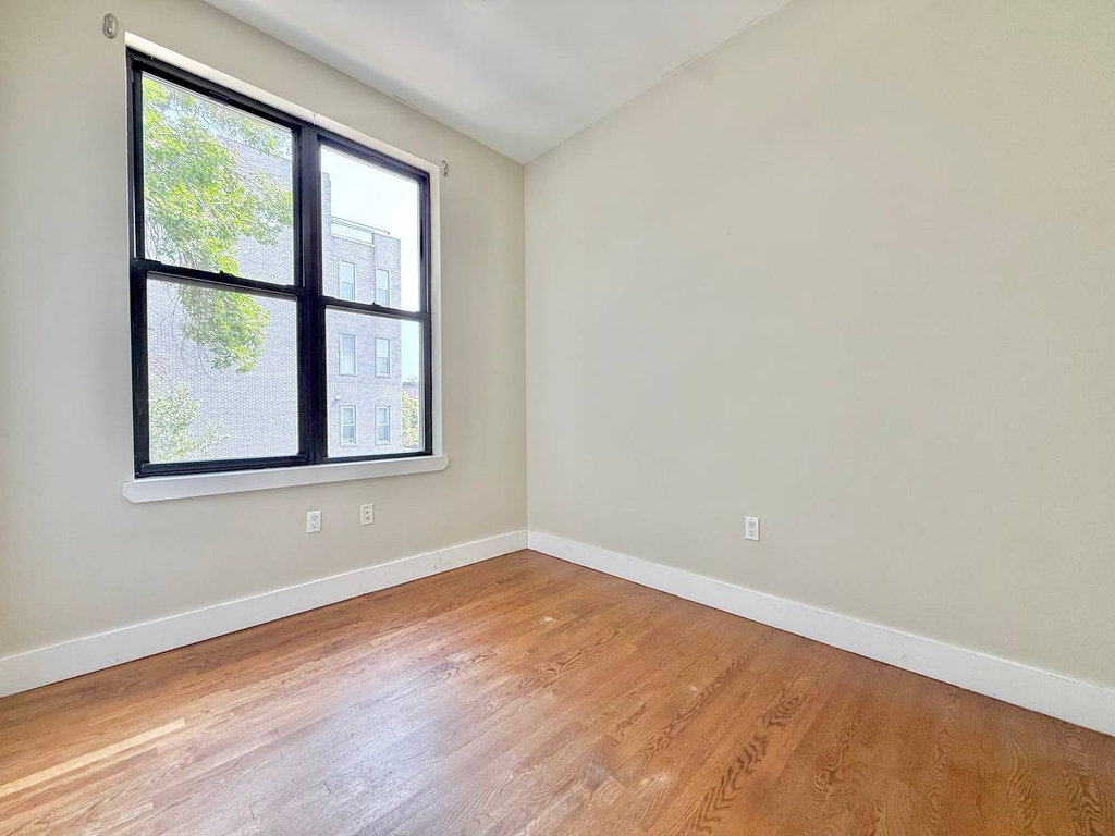 565 Evergreen Avenue - Photo 6