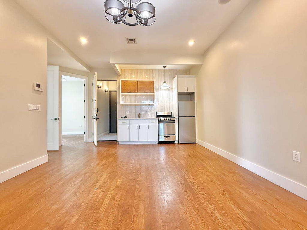 565 Evergreen Avenue - Photo 3