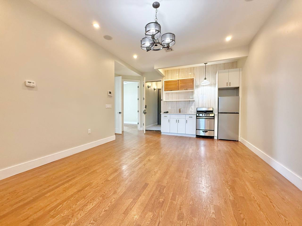 565 Evergreen Avenue - Photo 2