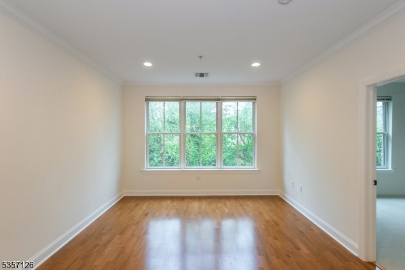 545 Morris Ave - Photo 6