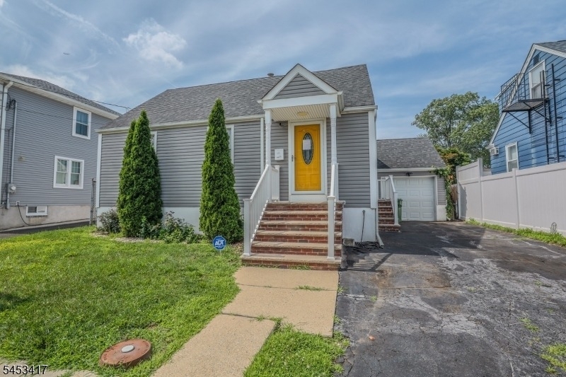 211 Bradford Ave - Photo 0