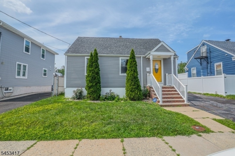 211 Bradford Ave - Photo 1