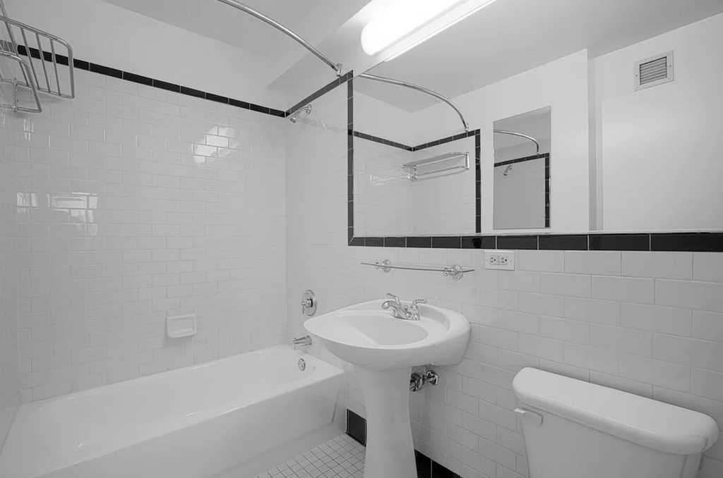 West 42nd Street - Photo 4
