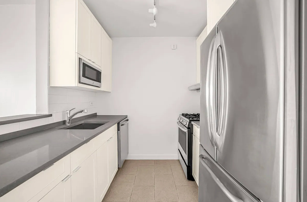 West 42nd Street - Photo 3