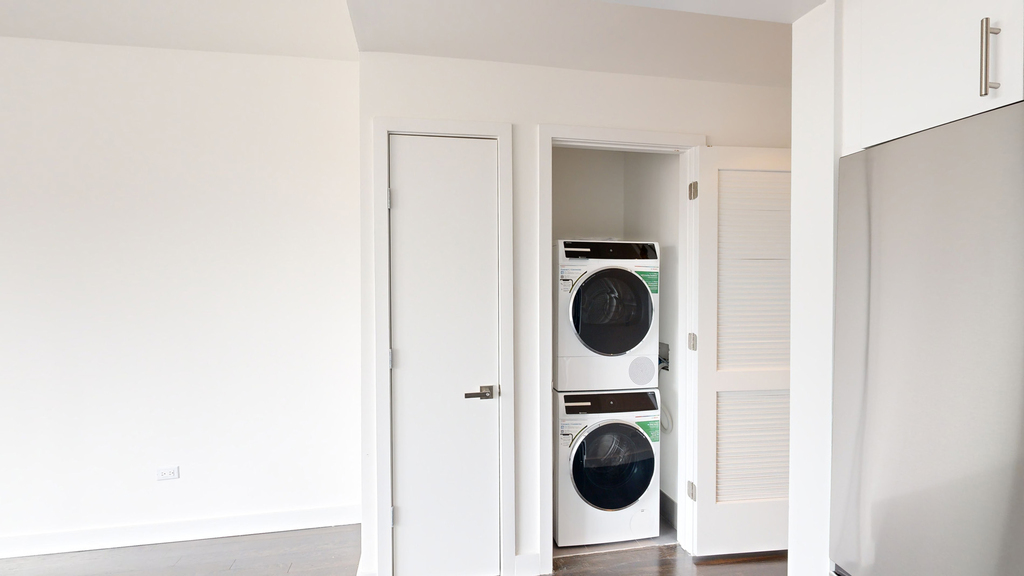 801 Amsterdam Ave - Photo 2