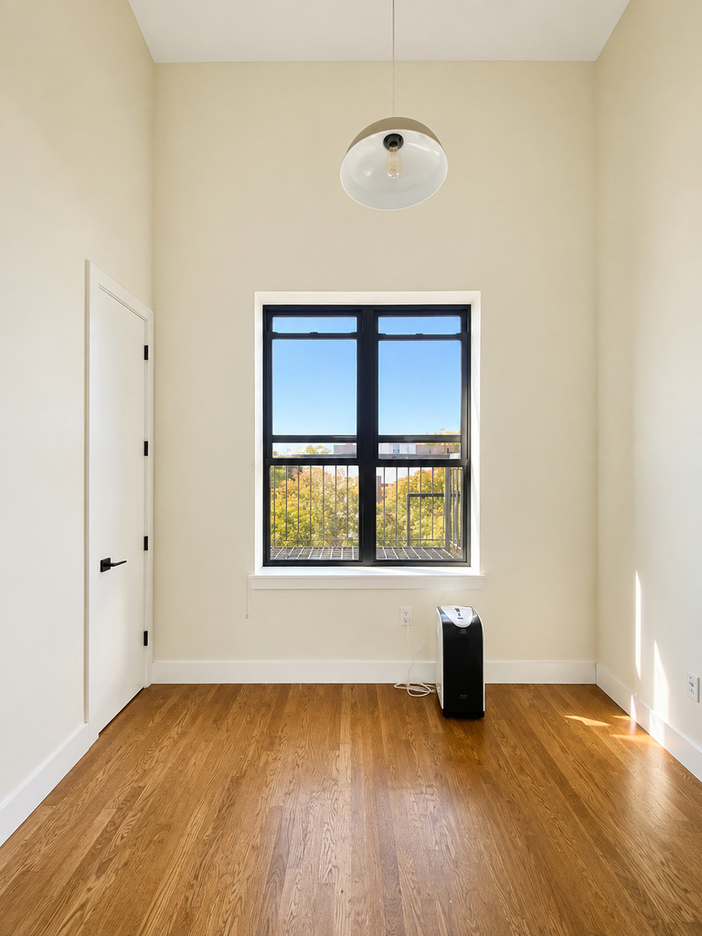 565 Evergreen Avenue - Photo 0