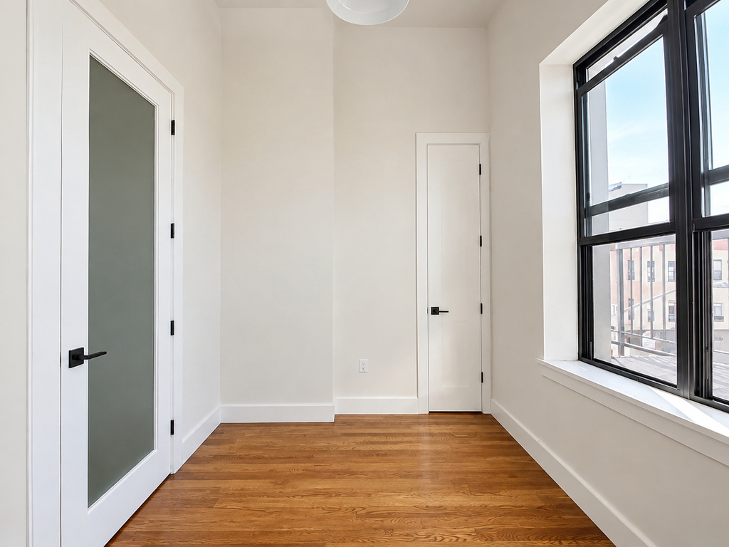 565 Evergreen Avenue - Photo 3
