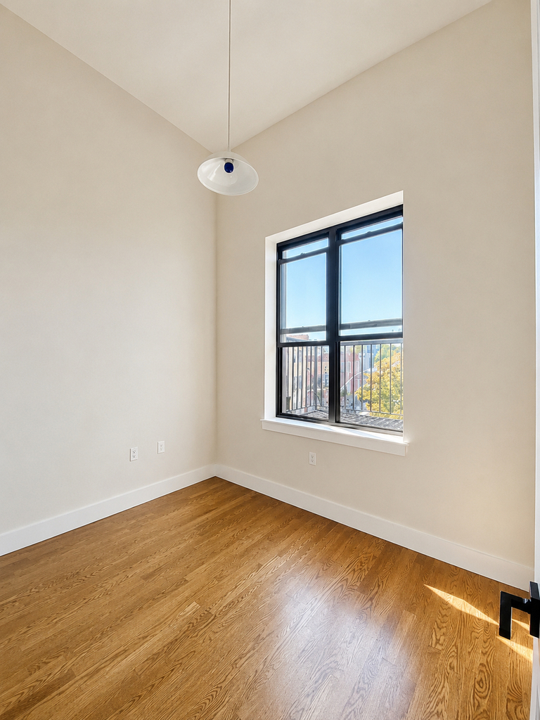 565 Evergreen Avenue - Photo 4