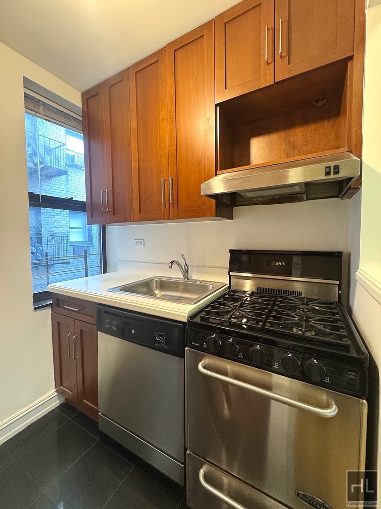 East 46 Street - Photo 2