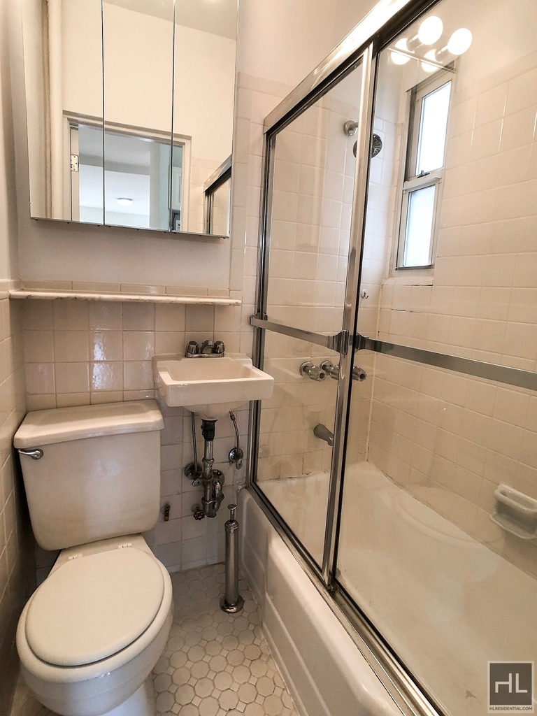 East 81 Street - Photo 2