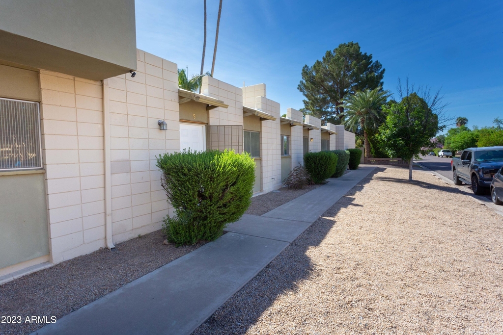 1043 E Maryland Avenue - Photo 0
