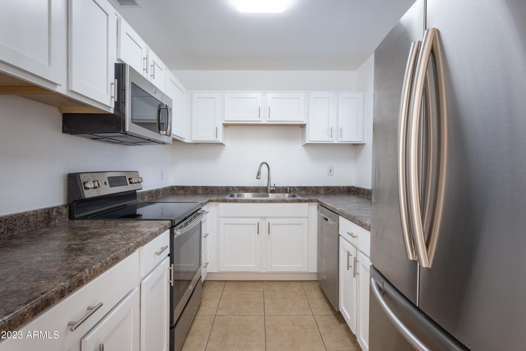 1043 E Maryland Avenue - Photo 4