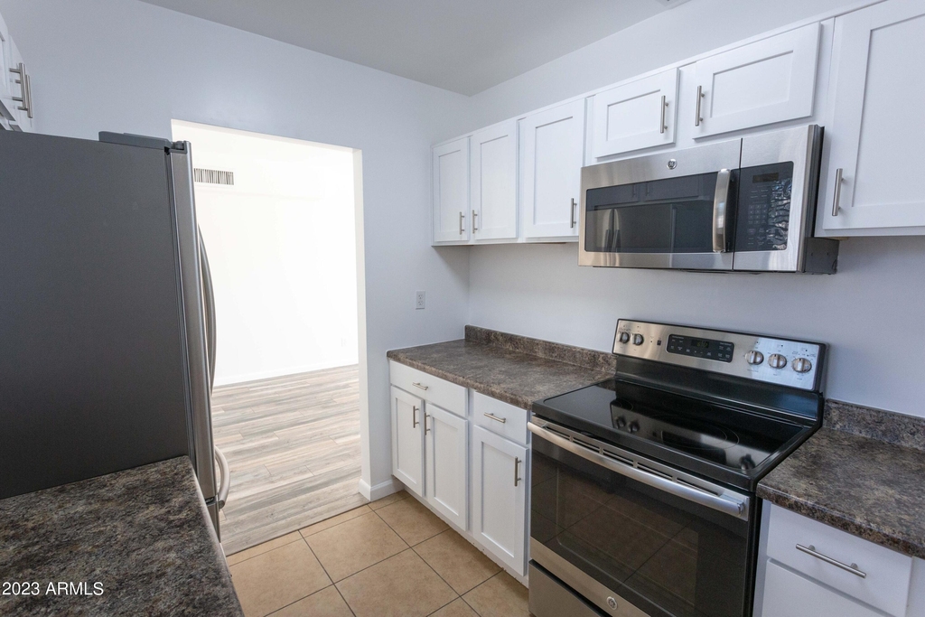 1043 E Maryland Avenue - Photo 3