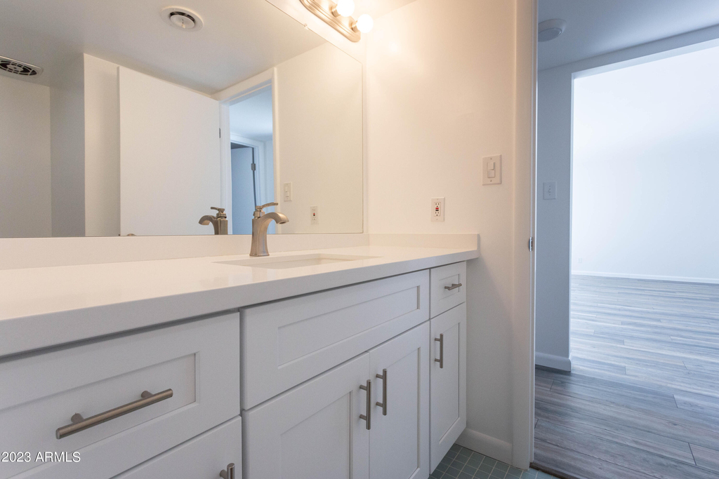 1043 E Maryland Avenue - Photo 10