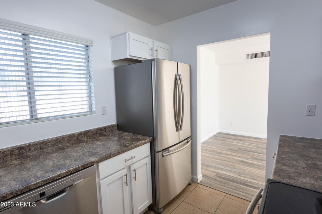 1043 E Maryland Avenue - Photo 2