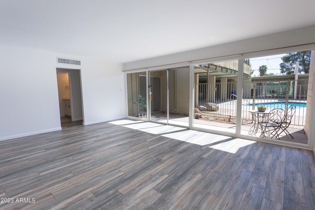 1043 E Maryland Avenue - Photo 1