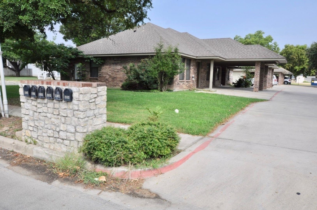 663 W Tarleton Street - Photo 0
