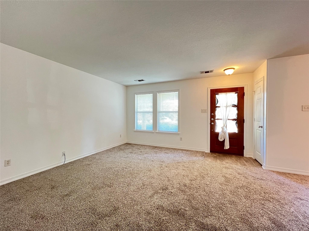 403 W Oak Street - Photo 1