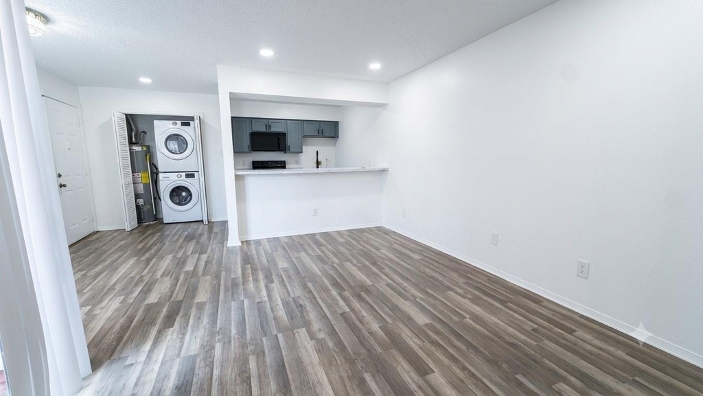 9813 Walnut Street - Photo 0