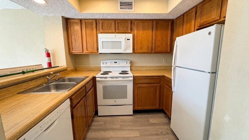 9811 Walnut Street - Photo 4