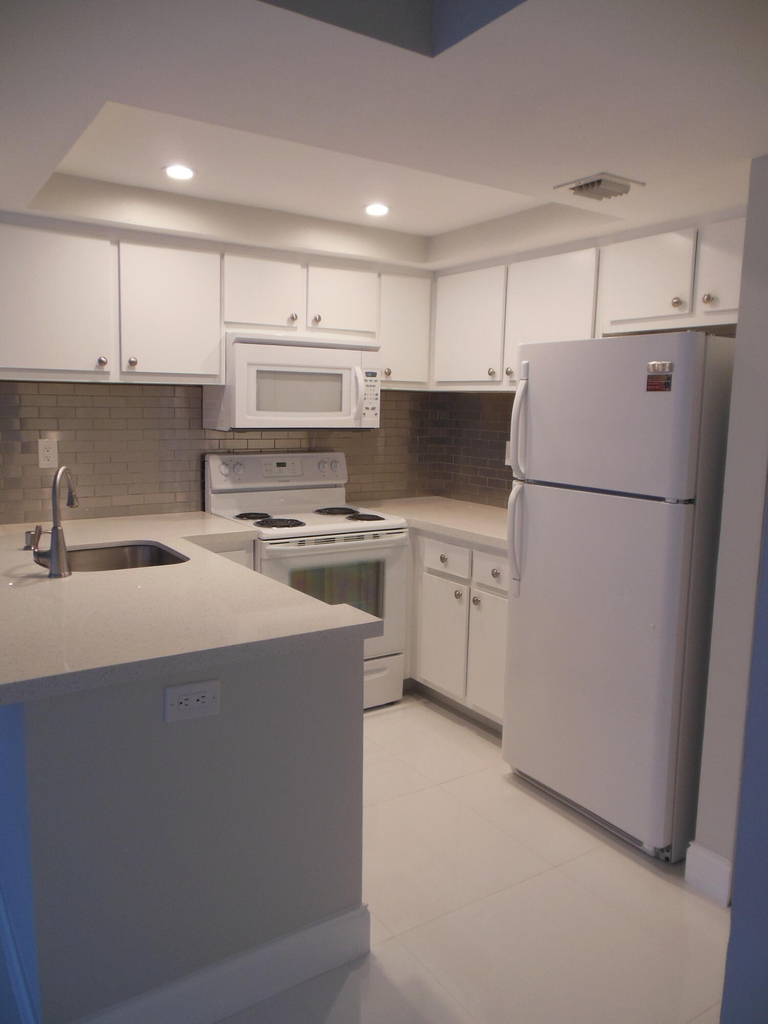 728 Executive Center Drive - Photo 2