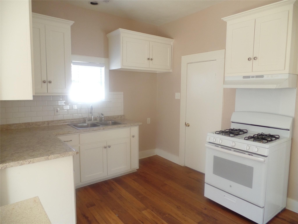 1608 Byrne Street - Photo 3