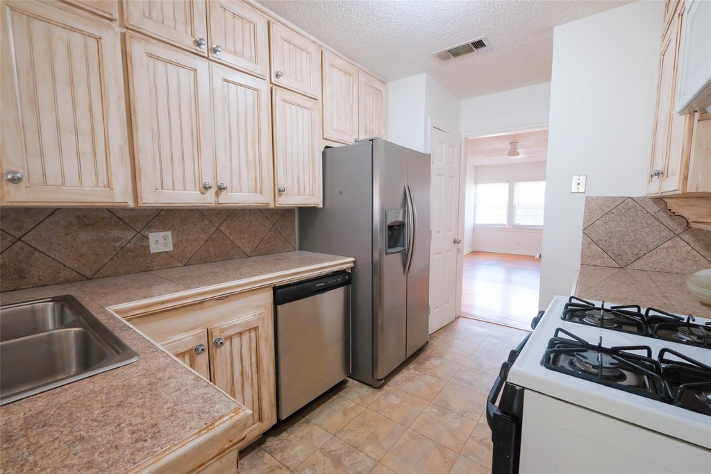 3900 Dexter Avenue - Photo 6