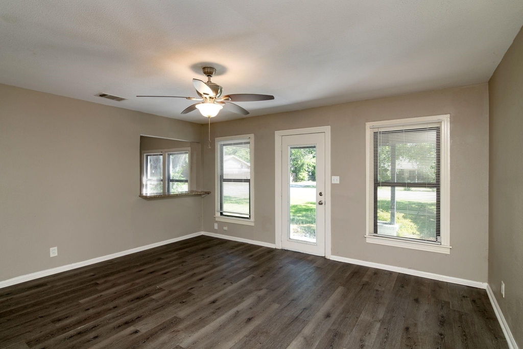 207 Hackberry Street - Photo 3