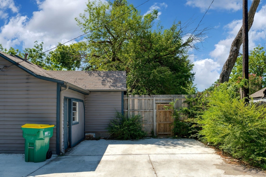 207 Hackberry Street - Photo 22