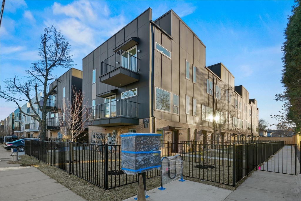 2031 N Prairie Avenue - Photo 1