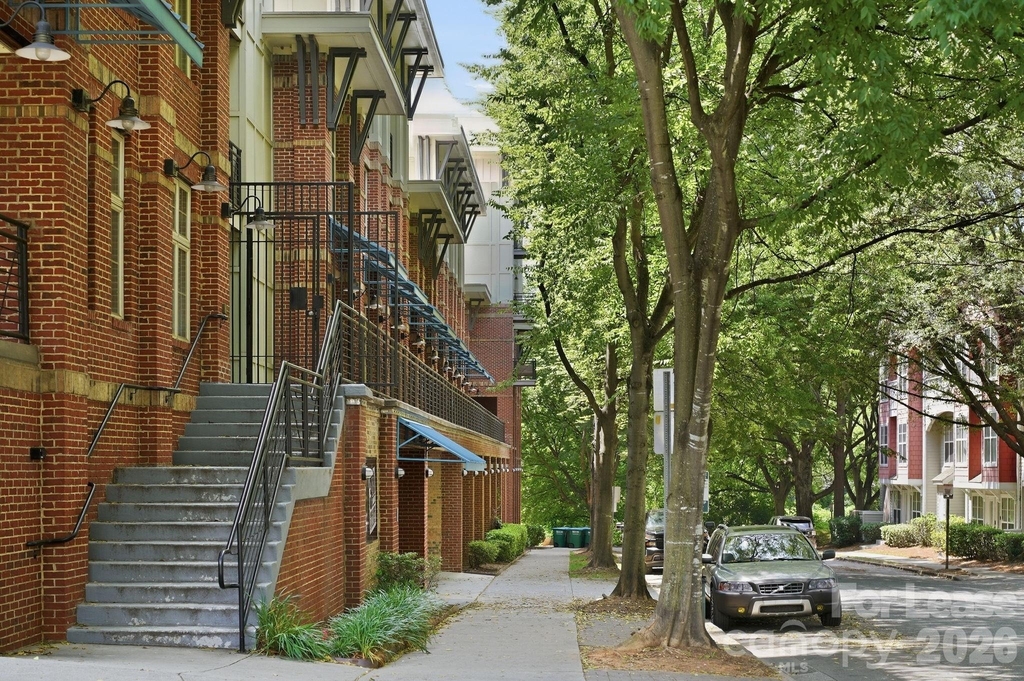1101 W 1st Street - Photo 3