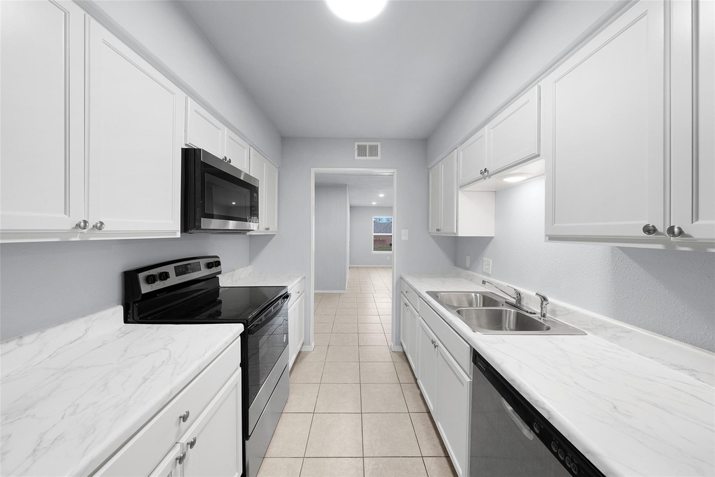 253 Locust Street S - Photo 5