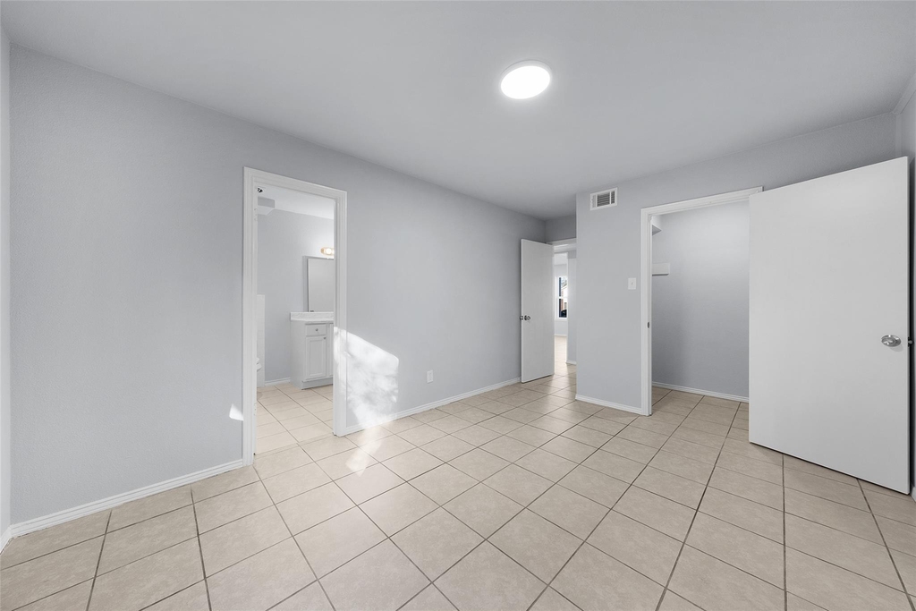 253 Locust Street S - Photo 17