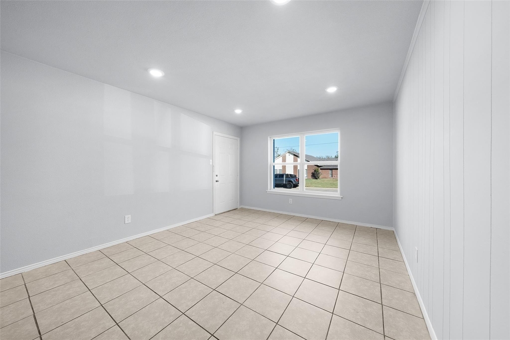 253 Locust Street S - Photo 10