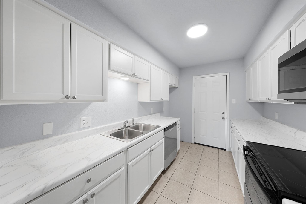 253 Locust Street S - Photo 3