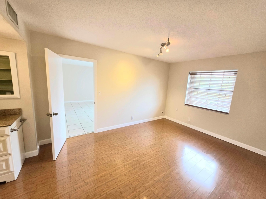 495 Se 8th Street - Photo 9