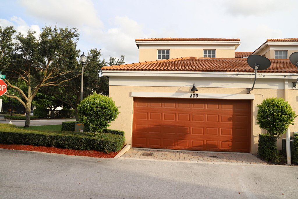 806 Nw 82nd Place - Photo 0