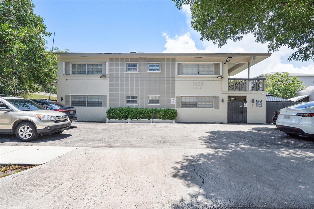 1638 Plunkett Street - Photo 2
