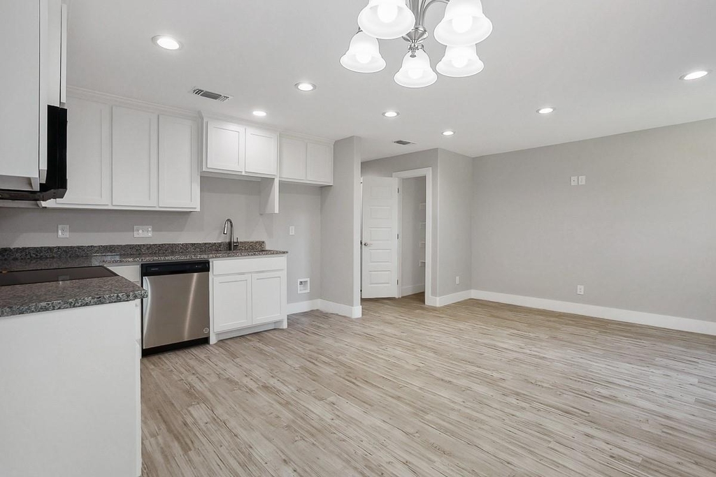 818 W Walker Street - Photo 3