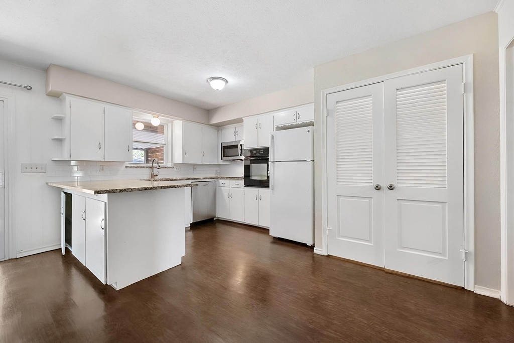 8351 Lullwater Drive - Photo 10