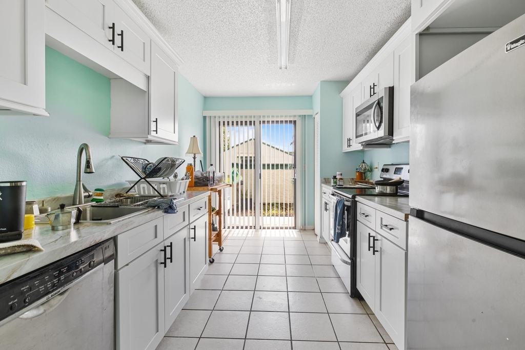 603 Sw Jeanne Street - Photo 2