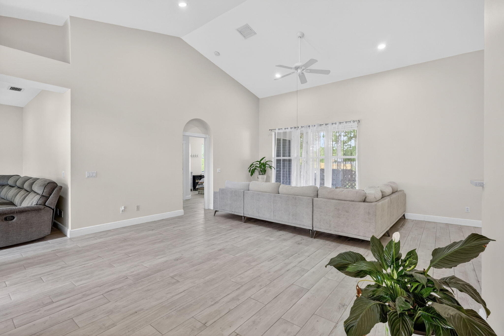 1571 Sw Hunnicut Avenue - Photo 3