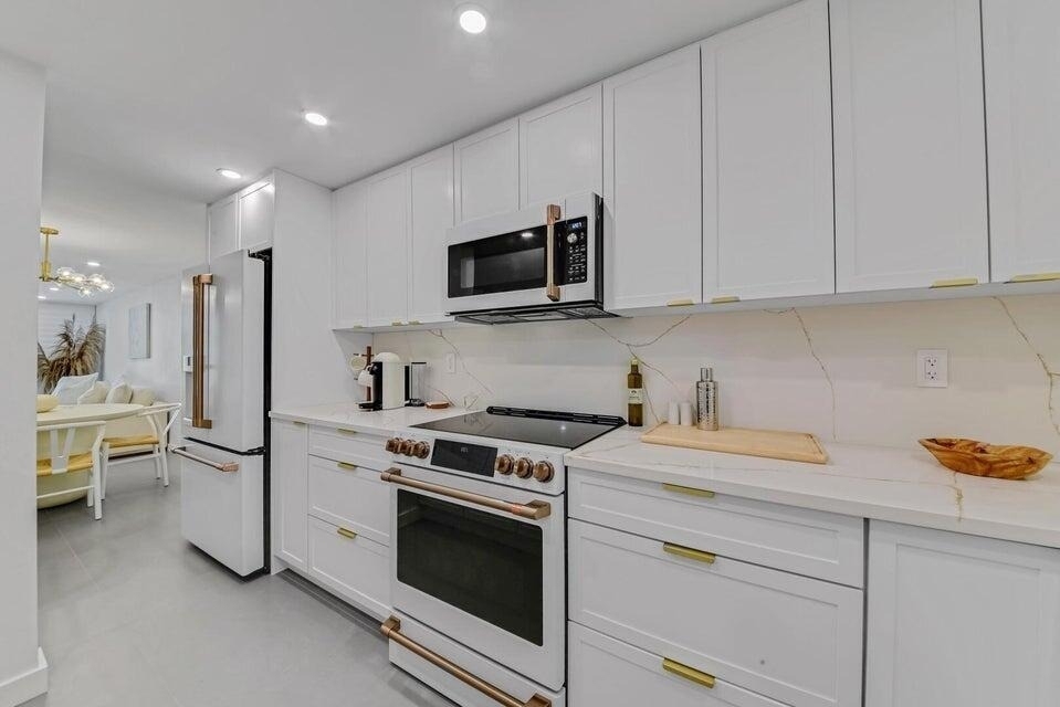 765 Jeffery Street - Photo 2