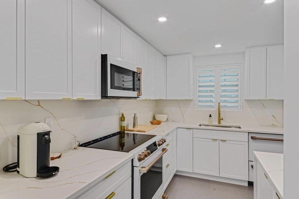 765 Jeffery Street - Photo 3