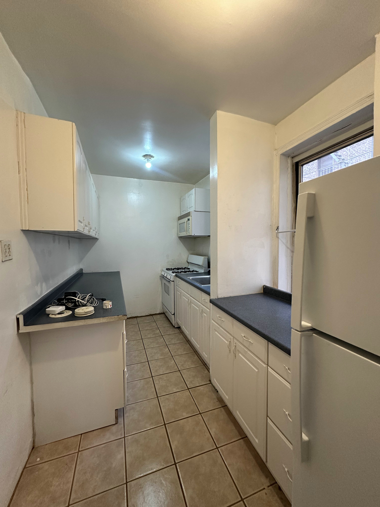 88-10 Whitney Avenue - Photo 4