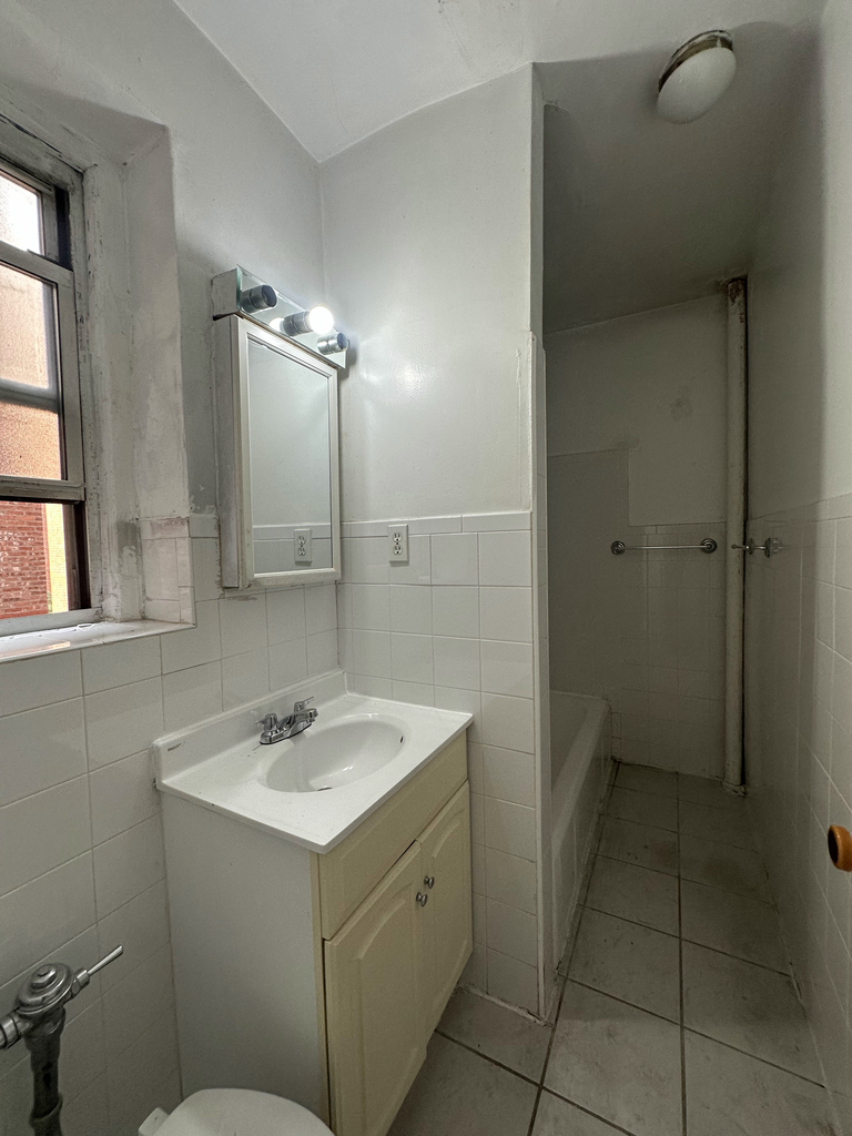 88-10 Whitney Avenue - Photo 3