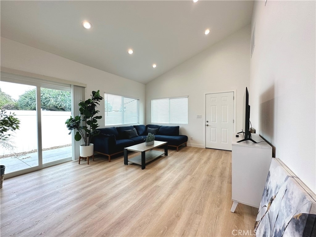 2418 Thorn Place - Photo 4