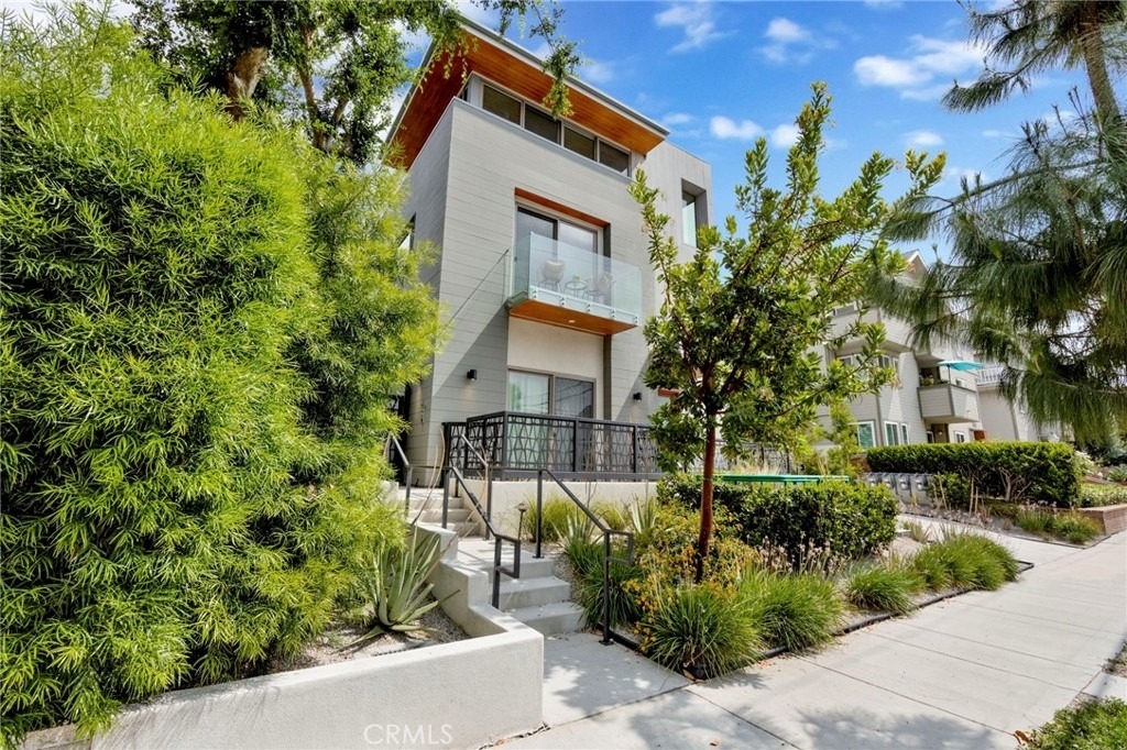 941 E California Boulevard - Photo 2